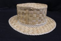 Número do registro 271 Descrição Bolsa de fibra vegetal com forro interno de tecido industrial e alças revestidas de couro curtido ou sintético. Matéria prima Fibra (talo) de aguapé (Eichhornia crassipes), tecido e couro Povo Indígena Guató Técnica Trançado de fibras vegetais (talos secos e desidratados de aguapé) com costuras interna (de tecido) e externa (de couro)